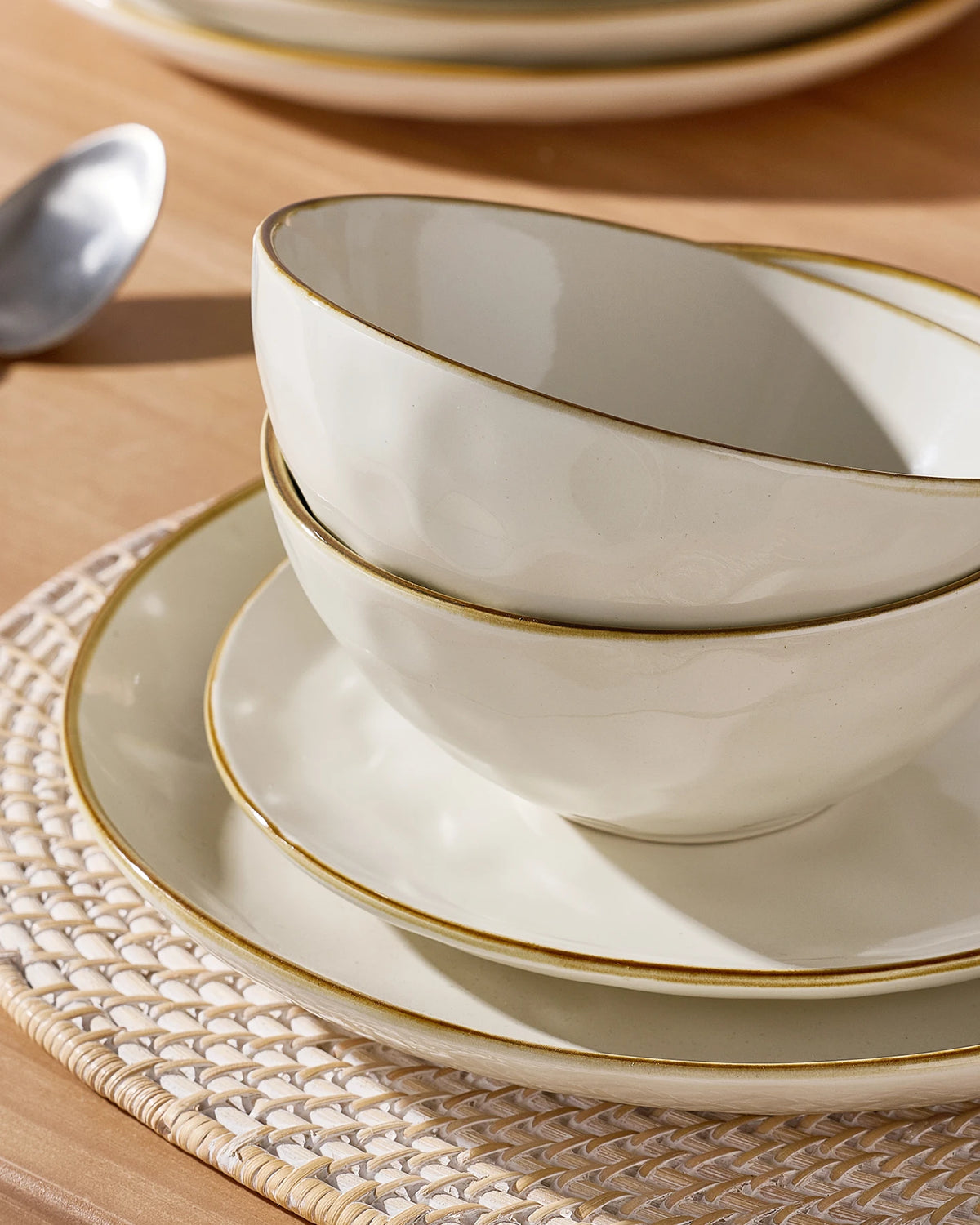 Famiware Ocean Round 12-Piece Stoneware Dinnerware Set, Service for 4