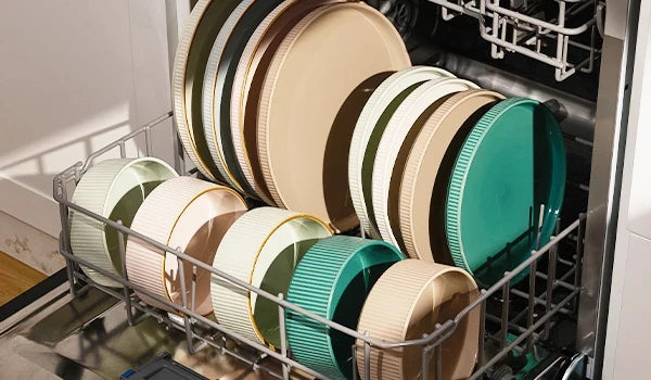 Platos y cuencos colocados en una cesta de lavavajillas