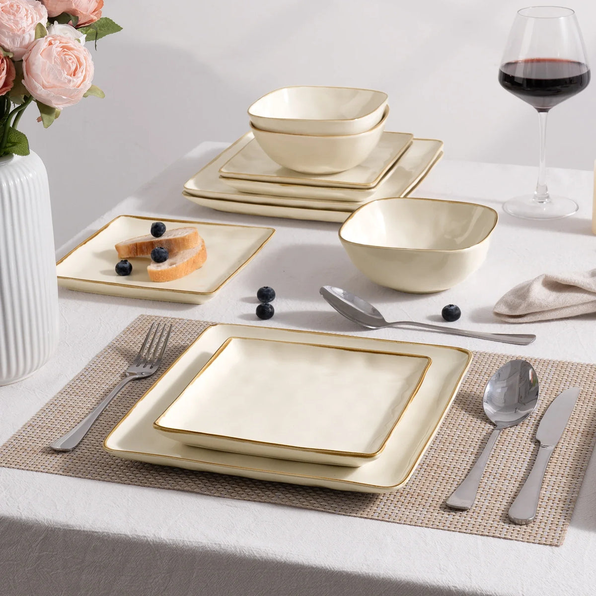 Platos y cuencos cuadrados de cerámica dispuestos sobre una mesa de comedor