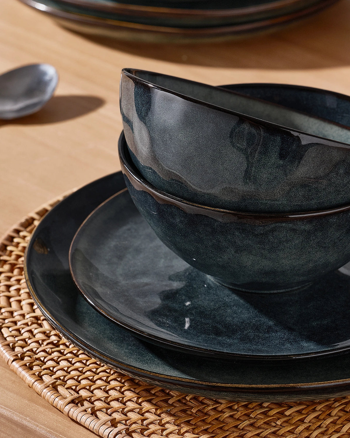 Famiware Ocean Round 12-Piece Stoneware Dinnerware Set, Service for 4