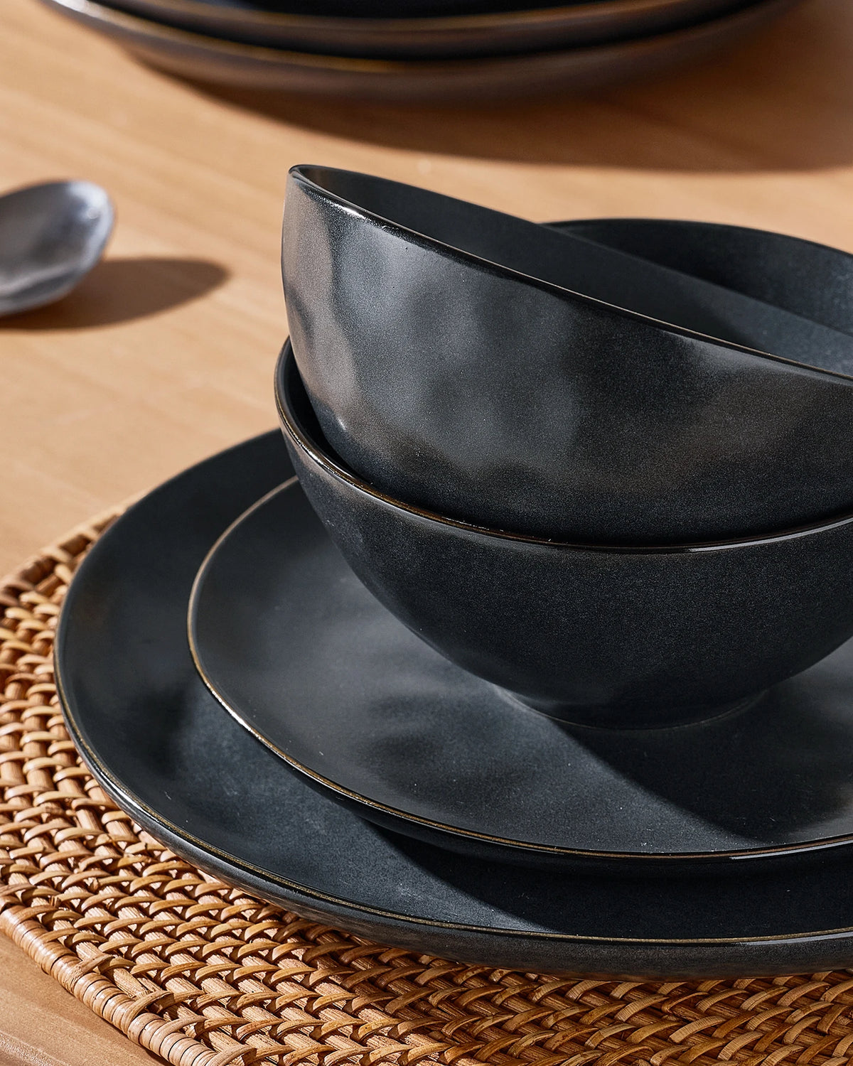 Famiware Ocean Round 12-Piece Stoneware Dinnerware Set, Service for 4