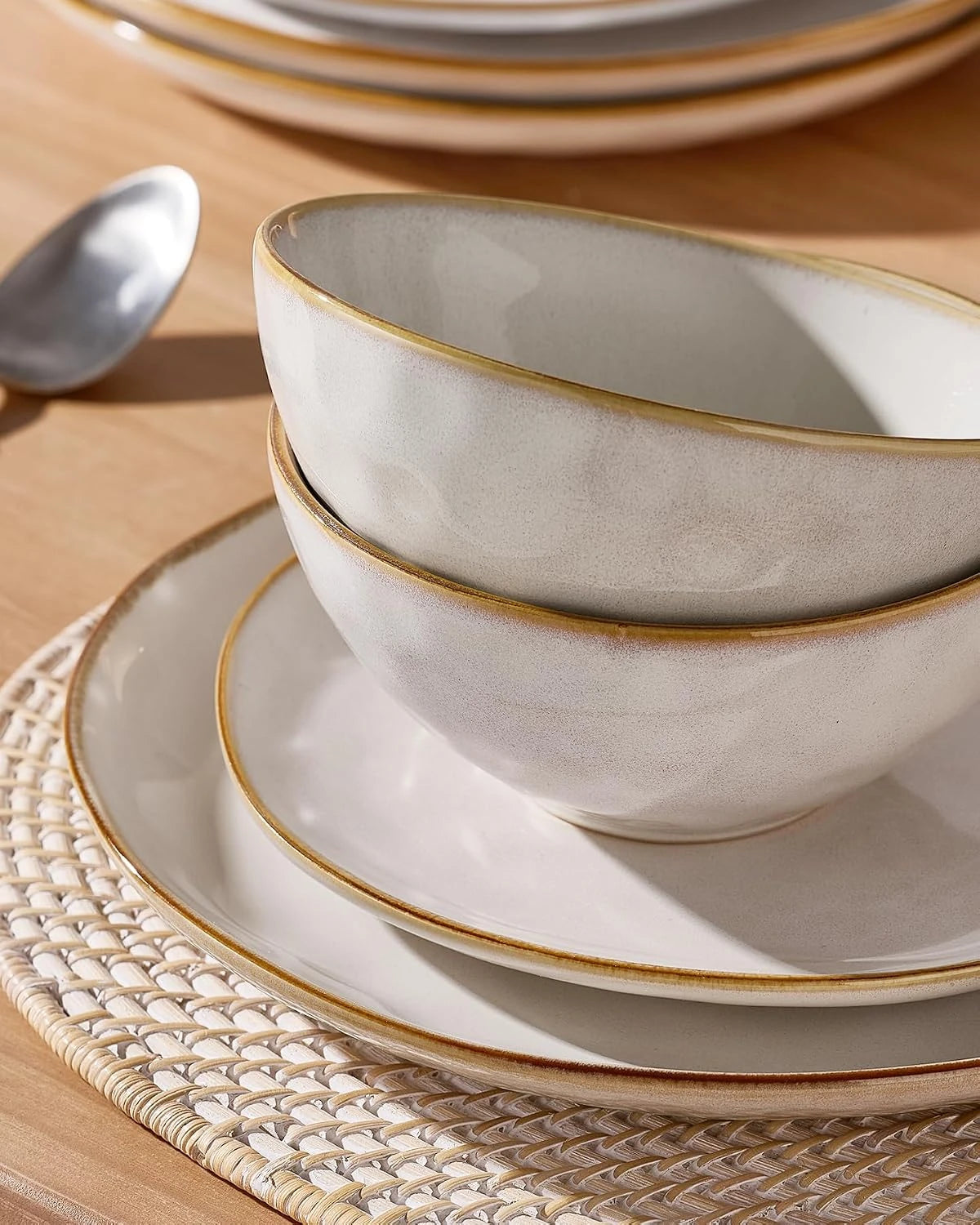 Famiware Ocean Round 18-Piece Stoneware Dinnerware Set, Service for 6 - Cappuccino White - image 4