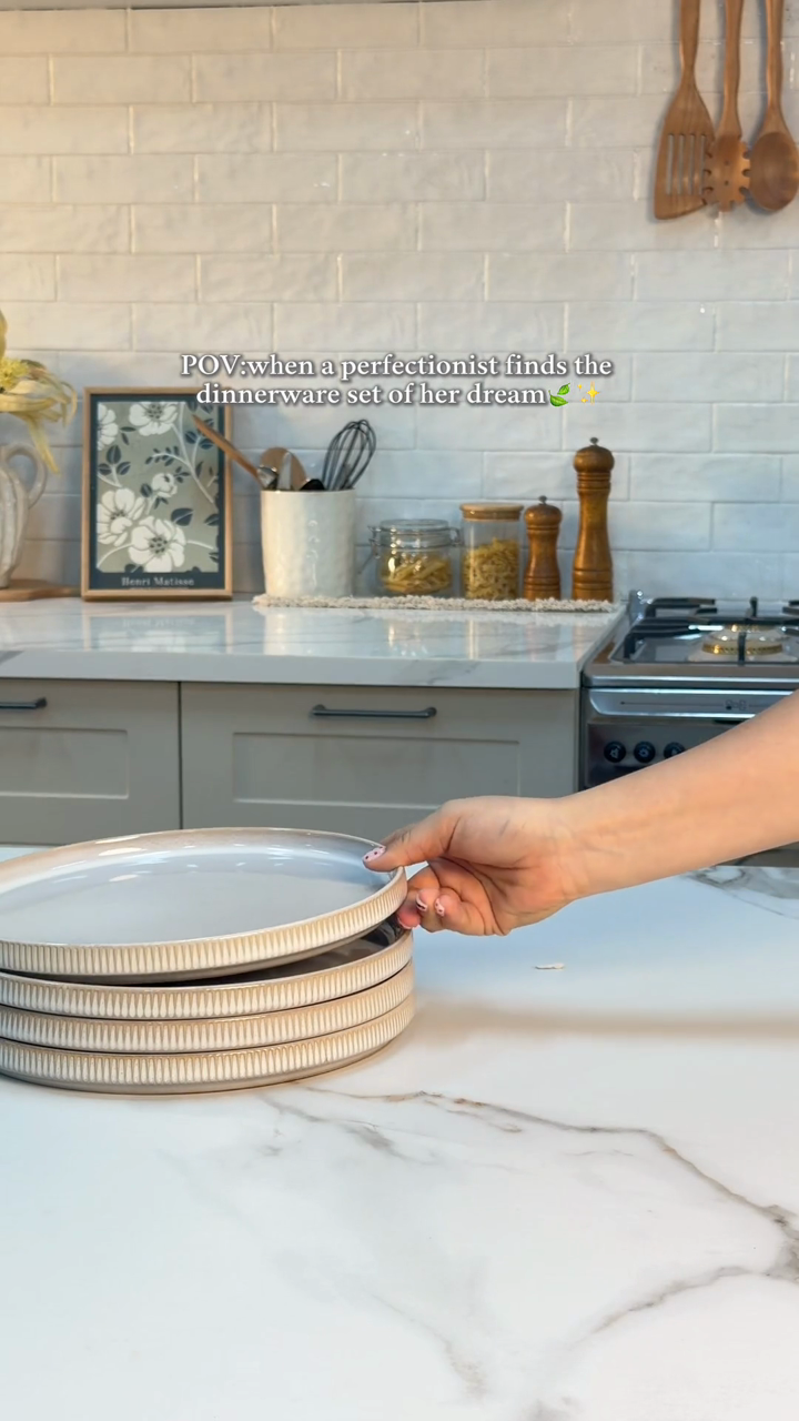Hand-held details of Star Classic dinnerware
